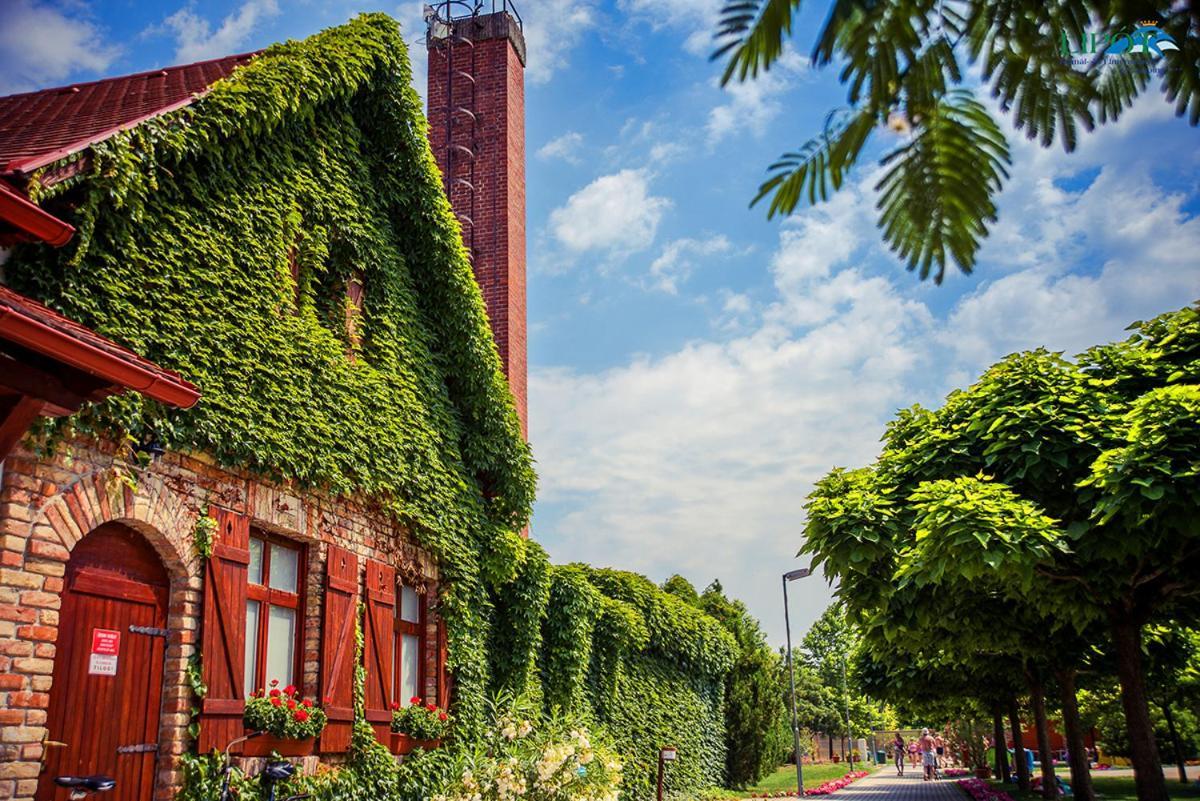 Hotel Lipót Termál Camping Esterno foto